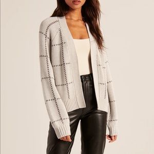 Abercrombie cream printed cardigan 🤩